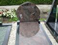 Grafsteen met twee kopstenen