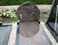Grafsteen met twee kopstenen