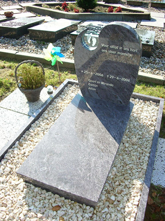 Kindergrafmonument 06
