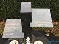Dubbel babygrafmonument in steen en glas in Muntendam