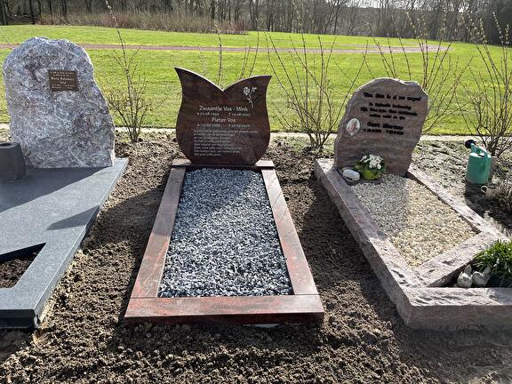 Grafsteen in Assen met tulpvorm