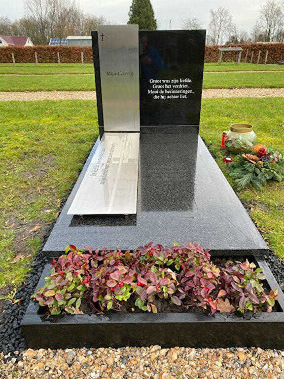 Grafsteen met RVS strook