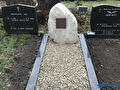 Drentse veldkei als grafmonument in Winschoten